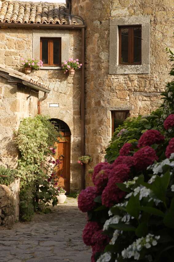 Buying apartments in Tuscany, Umbria, Lazio, Abruzzo and Campania Italy